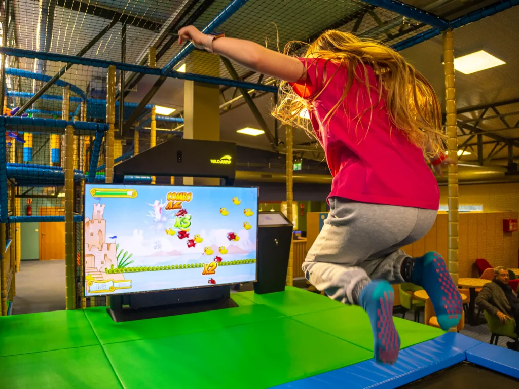 Dziewczynka skacze na trampolinie ValoJump