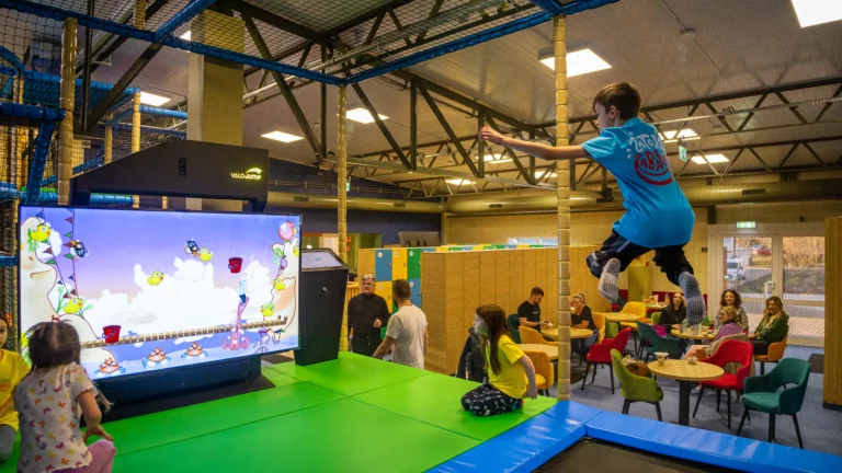 Skoki na interaktywnej trampolinie ValoJump