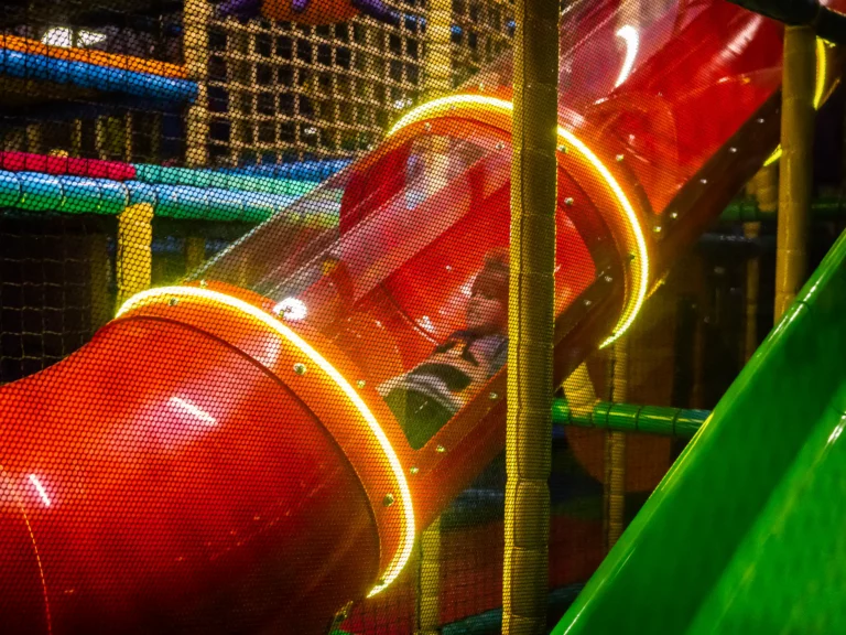 Czerwona zjeżdżalnia rurowa Tube Slide