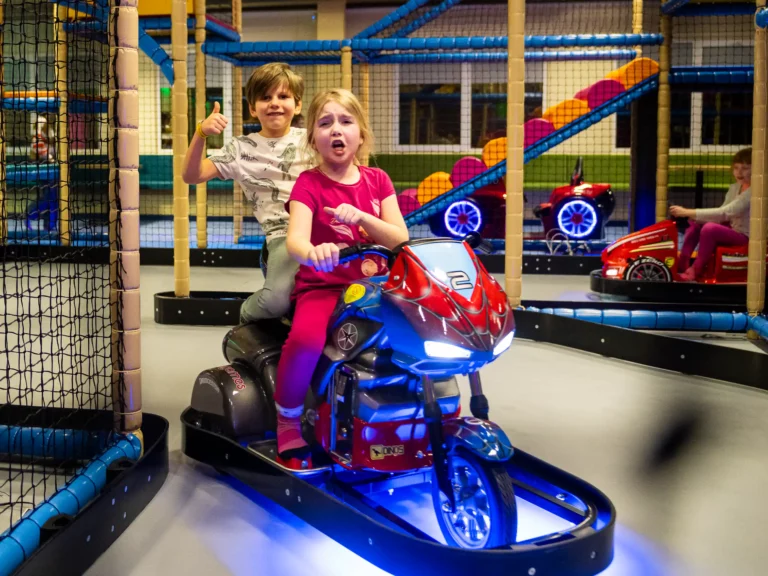 Dzieci na elektrycznych motocyklach na torze